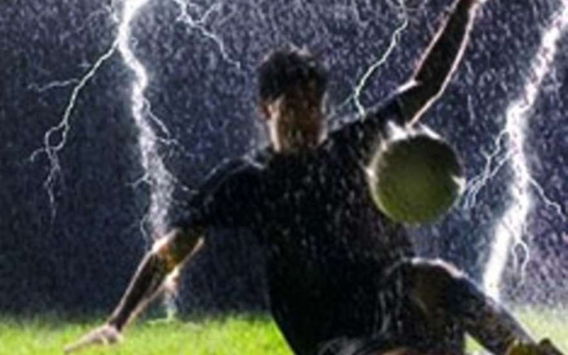 Удар молнии на футбольном поле  Lightning strike on football field