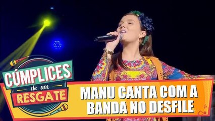 Manu canta com seus amigos no desfile