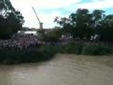 La foule accueille l'Hermione à Rochefort