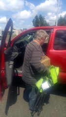 Ce soit disant SDF qui fait la manche roule en 4x4 tout neuf...