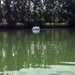 En bateau électrique sur le plan d'eau de Saint-Yrieix