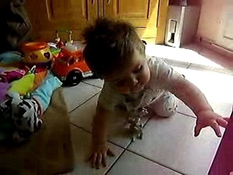 Gaetan marche a 4 pattes