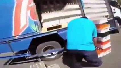 Sokakta İnsanların Donunu İndiren Adam