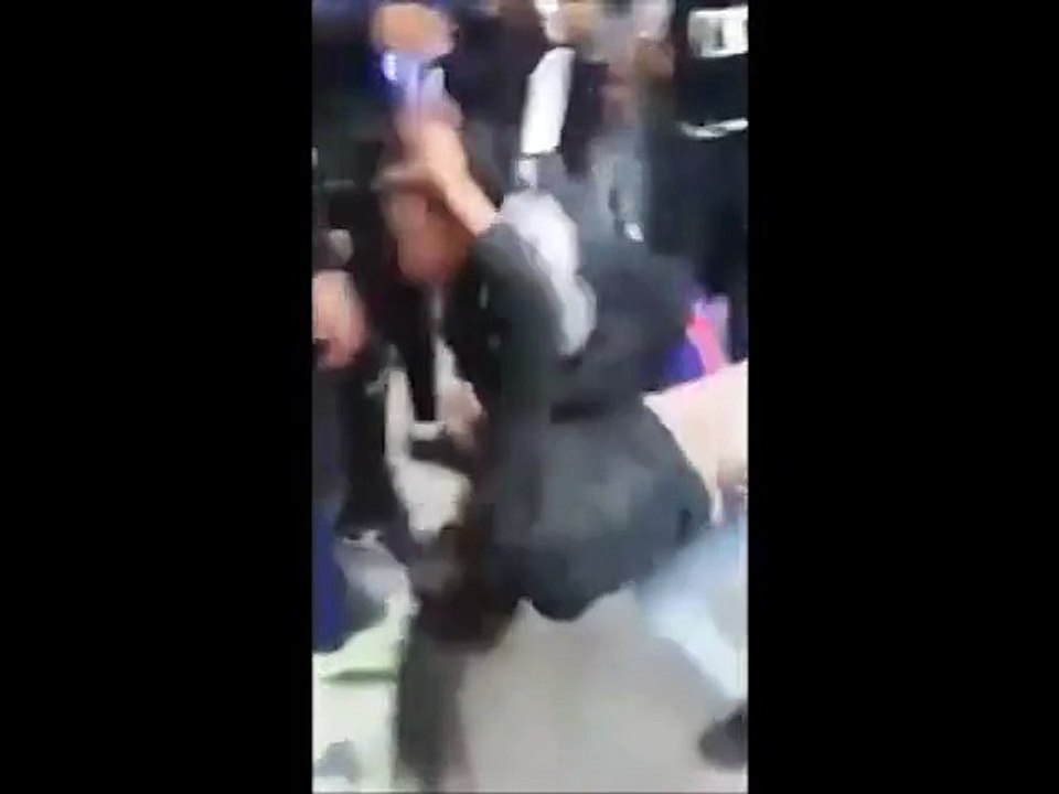 Baston entre filles à Châtelet - Paris