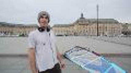 Il fait de la planche sur le miroir d'eau à Bordeaux