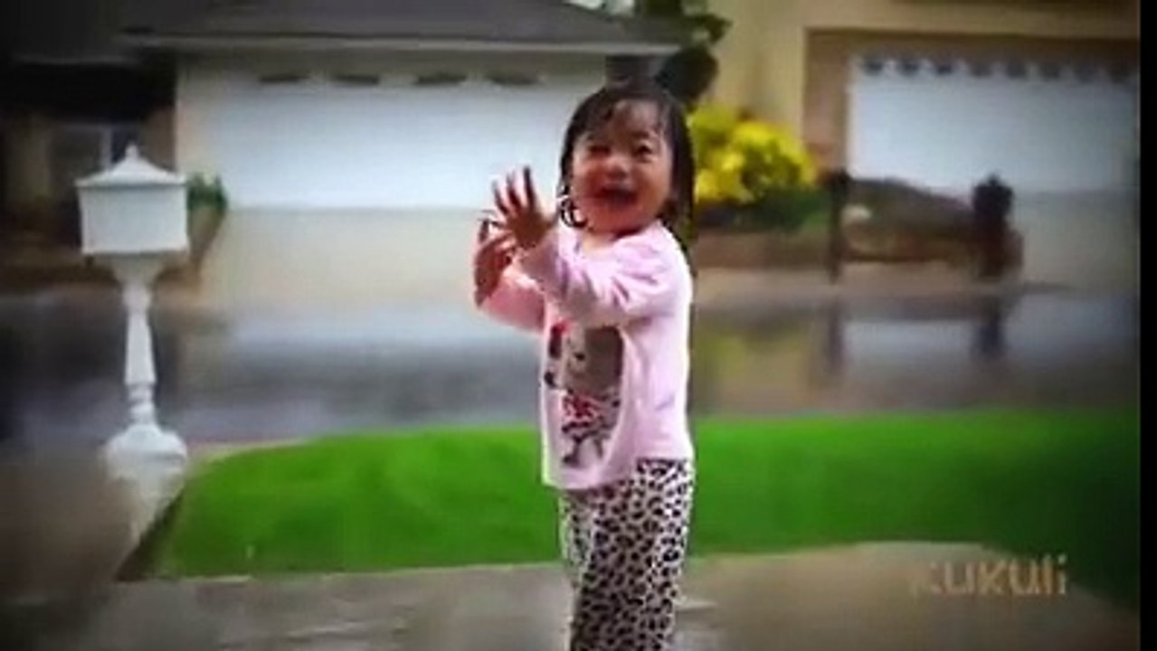 ilk kez yağmurla tanışan sevimli minik