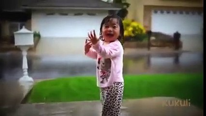ilk kez yağmurla tanışan sevimli minik
