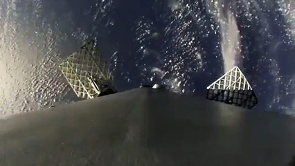 Video herunterladen: Atterrissage parfait de la fusée Falcon 9 en pleine mer filmé en caméra embarquée