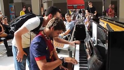 un duo au piano improvisé