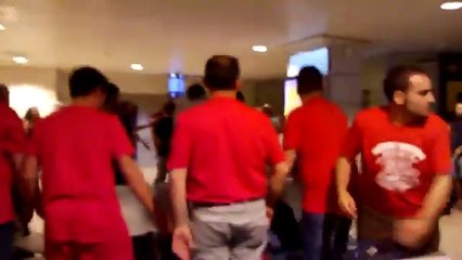 Altercados entre aficionados ‘colchoneros’ y ‘merengues’ en Barajas