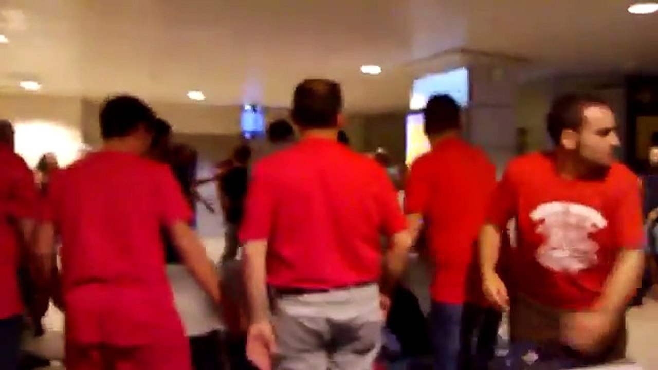 Altercados entre aficionados ‘colchoneros’ y ‘merengues’ en Barajas