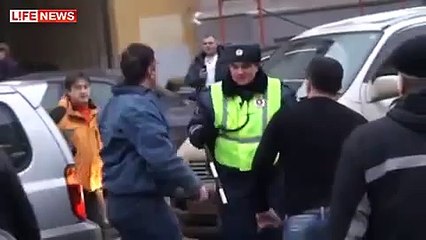 Озверевший мужик еба-шит всё вокруг