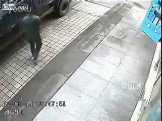 Решил пробить колесо грузовика