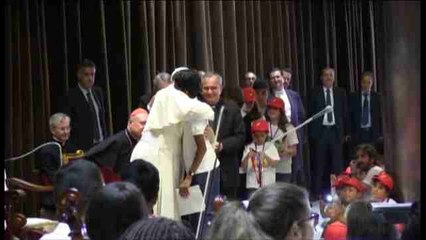 El papa recuerda a los niños que los inmigrantes están en peligro
