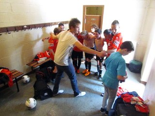 U13 contre Mauriac le 28/05/2016 : p'tite chansonnette dans les vestiaires...