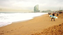 Surfar ondas suaves em Barcelona.