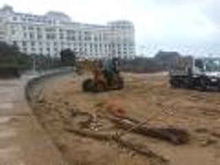 Nettoyage de la Grande Plage à Biarritz ce mardi matin.
