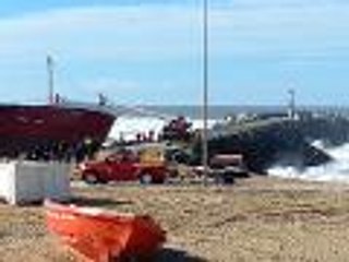 Anglet : les pompiers et les experts tentent d'accéder à l'épave