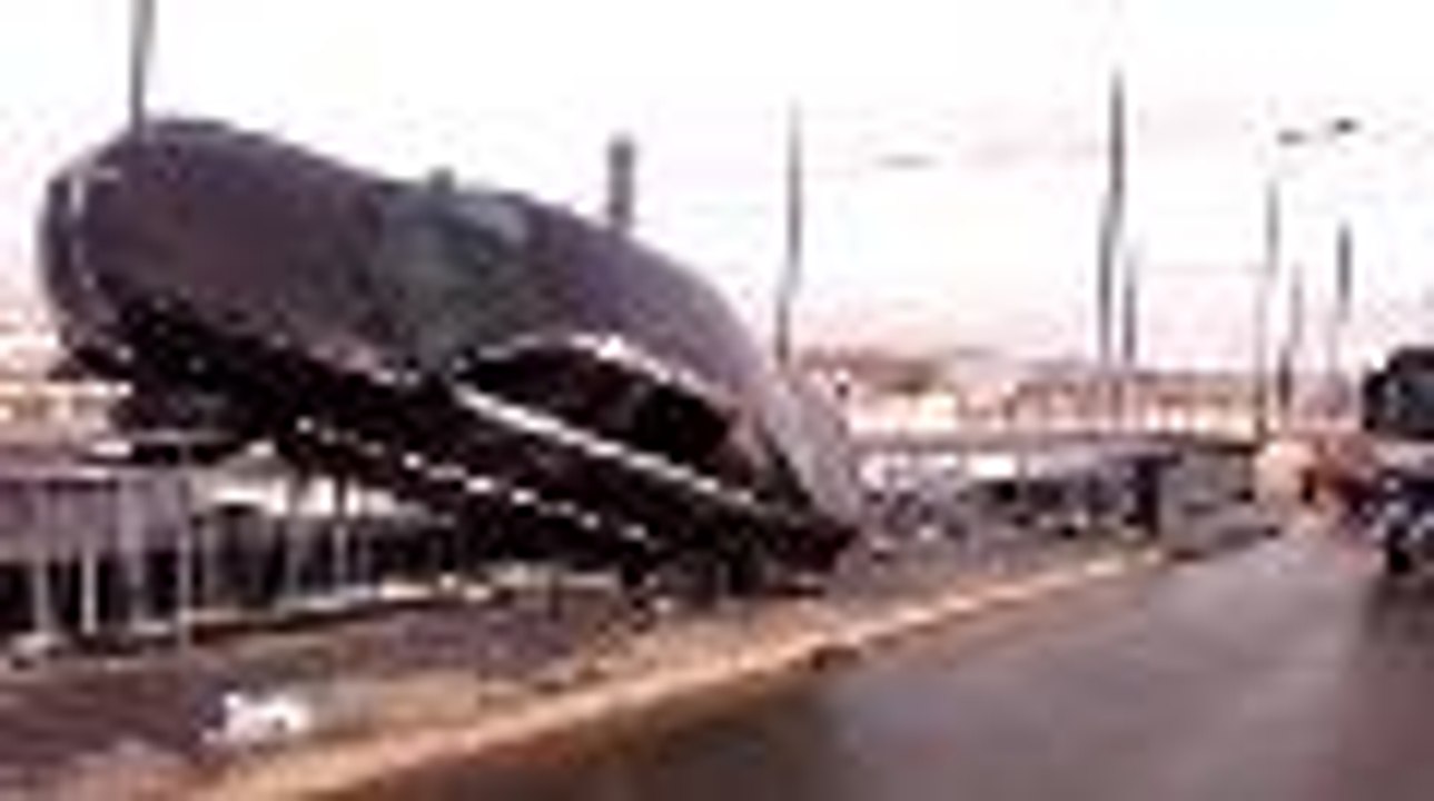 Bordeaux : spectaculaire accident sur le pont du Guit