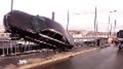 Bordeaux : spectaculaire accident sur le pont du Guit