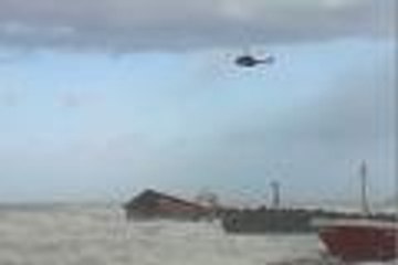 Les opérations de sauvetage du cargo échoué à Anglet (64)