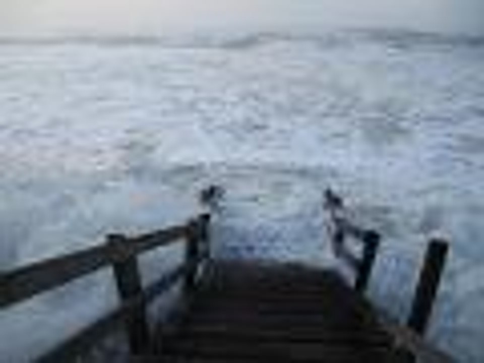 Lacanau : les vagues à l'assaut de la côte