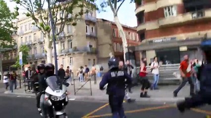 Un policier frappe une femme pendant la manif à Toulouse !