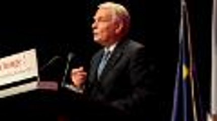 Jean-Marc Ayrault demande aux élus socialistes de "tenir bon"