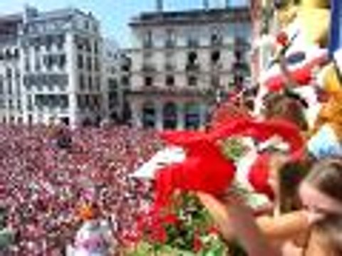 Fêtes de Bayonne 2013 : le premier reveil du Roi Léon, depuis le balcon !