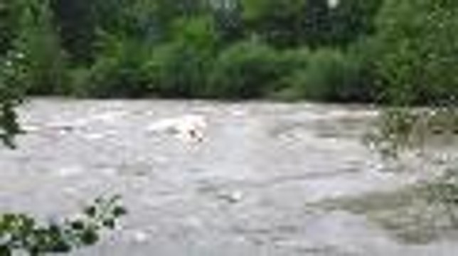 Des kayakistes sur le gave de Pau en crue