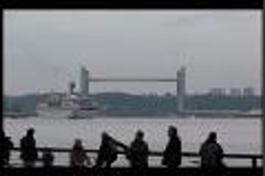 Bordeaux : un premier paquebot sous le pont Chaban-Delmas.