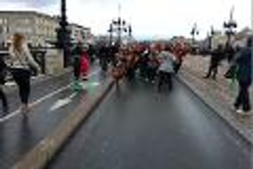 Bordeaux : départ du carnaval sur le pont de pierre