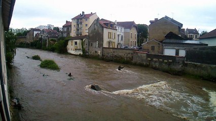 DSCF0001  vichy le 29/05/2016/7h38.le sichon en crue