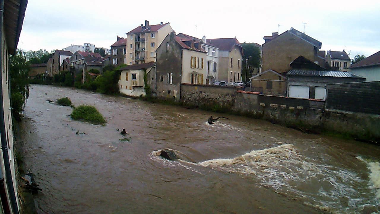 DSCF0001  vichy le 29/05/2016/7h38.le sichon en crue