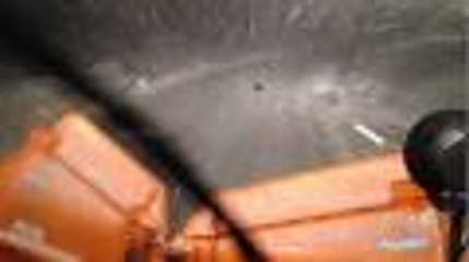 Dans un chasse-neige  pour déblayer les routes de montagne