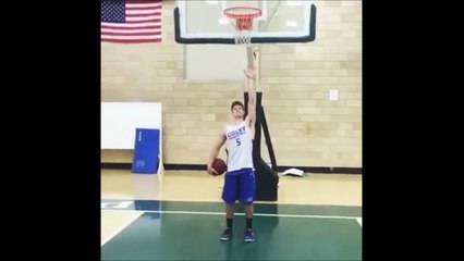 Il va dunker depuis la ligne de lancer franc alors qu'il mes