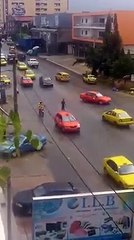 Nouvelle forme de mendicité à Abidjan une femme  se faufile entre les voitures et s'impose aux automobiliste