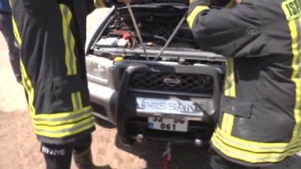Aracın Motoruna Giren Yılanı İtfaiye Ekipleri Çıkardı