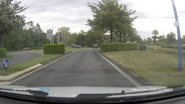arrêté dans rond point à Andernos les Bains