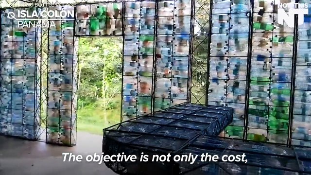 Des maisons entierement construites avec des bouteilles en plastique
