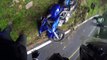 Un motard sauvé par l'airbag pendant une chute violente