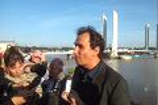 Vincent Feltesse sur le pont levant de Bordeaux