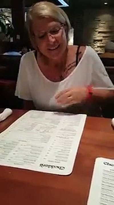 Elle va manger au restaurant, quand elle voit le visage du serveur, elle est sous le choc!