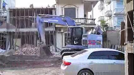 Cần cẩu và máy xúc thi công đường Thạch Bàn 2013