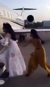 Fight Between Jacqueline Fernandez & Other Actress On Airport