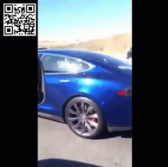 Contrariando recomendações de especialistas, homem dorme ao volante de Tesla S em plena rodovia