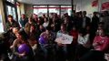 Ambiance au QG du parti socialiste à Bordeaux