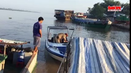 Bắt sà lan hút cát trái phép trên sông Cổ Chiên