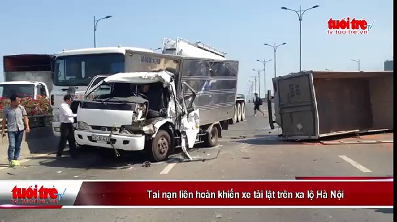 Tai nạn liên hoàn khiến xe tải lật trên xa lộ Hà Nội