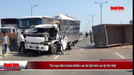 Tai nạn liên hoàn khiến xe tải lật trên xa lộ Hà Nội